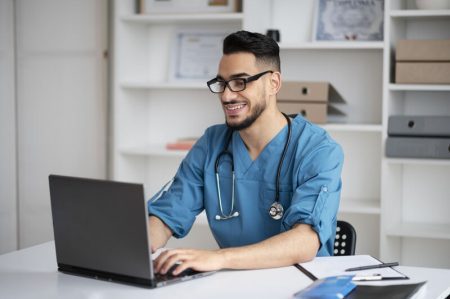 Mais de 1.000 clinicas e hospitais veterinarios onde trabalham mais de 3.400 medicos veterinarios aderiram a VetFamily Imagem Freepick Easy Resize.com