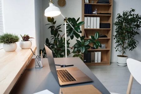 imagem do local de trabalho moderno de um empresario com um laptop no escritorio Easy Resize.com