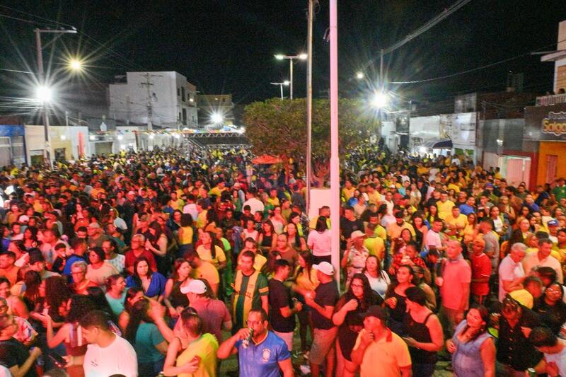 Juazeiro: Avenida Flaviano Guimarães reúne público para celebrar o São João e a estreia do Brasil na Copa do Mundo 1 Avenida Flaviano Guimaraes reune publico para celebrar o Sao Joao 1 Easy Resize.com
