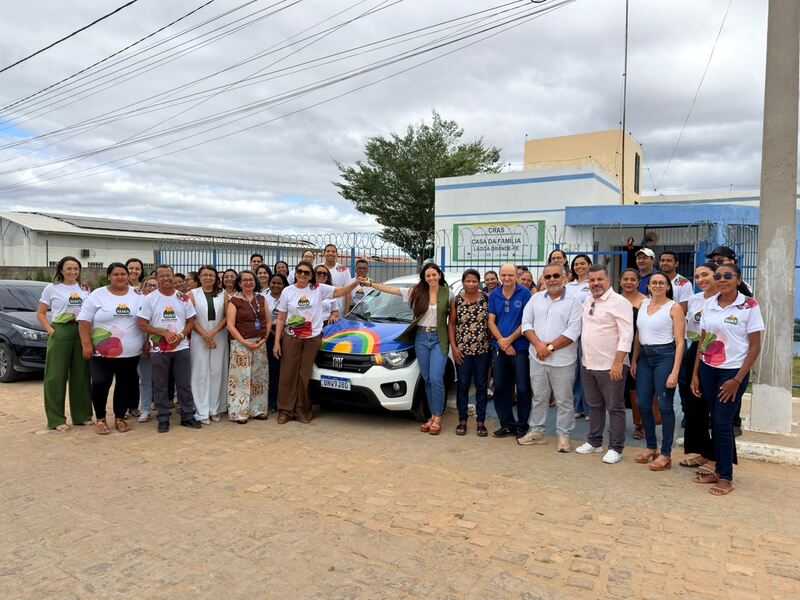 Prefeita de Lagoa Grande entrega veículo 0 km do programa Move SUAS PE e fortalece atendimento da assistência social 1 carro e autoridades Easy Resize.com