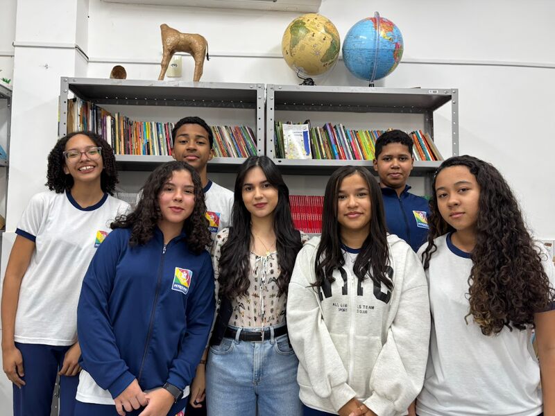 "Vozes da Periferia": livro dá protagonismo a jovens escritores e rompe o silenciamento das margens 2 Professora Ana Julia e estudantes que participam do livro Easy Resize.com