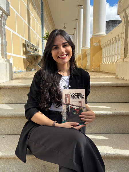 "Vozes da Periferia": livro dá protagonismo a jovens escritores e rompe o silenciamento das margens 1 Professora Ana Julia e o livro Easy Resize.com