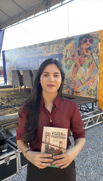 Livro "Vozes da Periferia" será lançando também no Sesc Petrolina 1 Prof Ana Julia e livro Vozes da Periferia Easy Resize.com